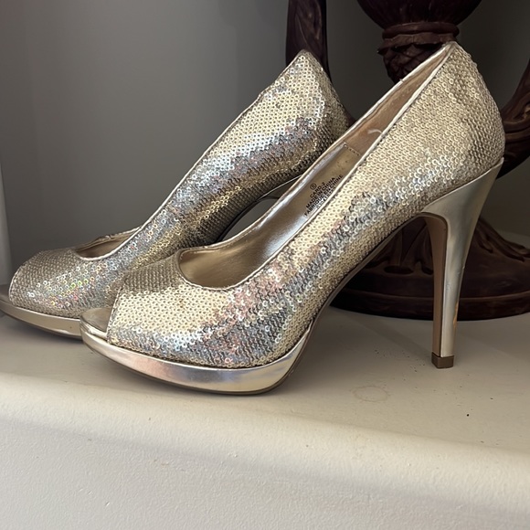 high heels shoes. Worn a few times like new. - Picture 4 of 6